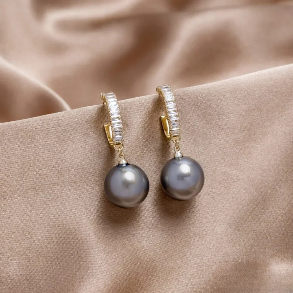 Elegant earrings with pearls and zirconia